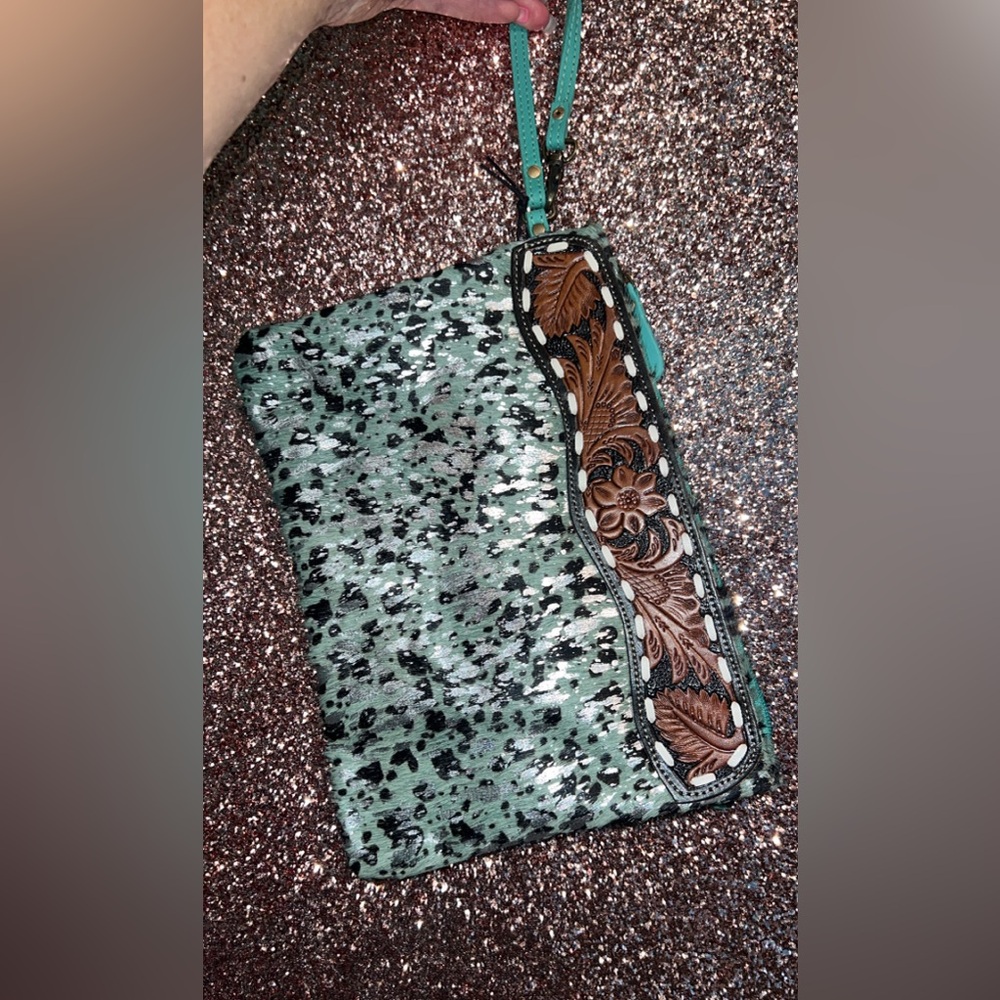 NWT🩵 Turquoise Black Speckled Clutch with Tooled Leather Accent